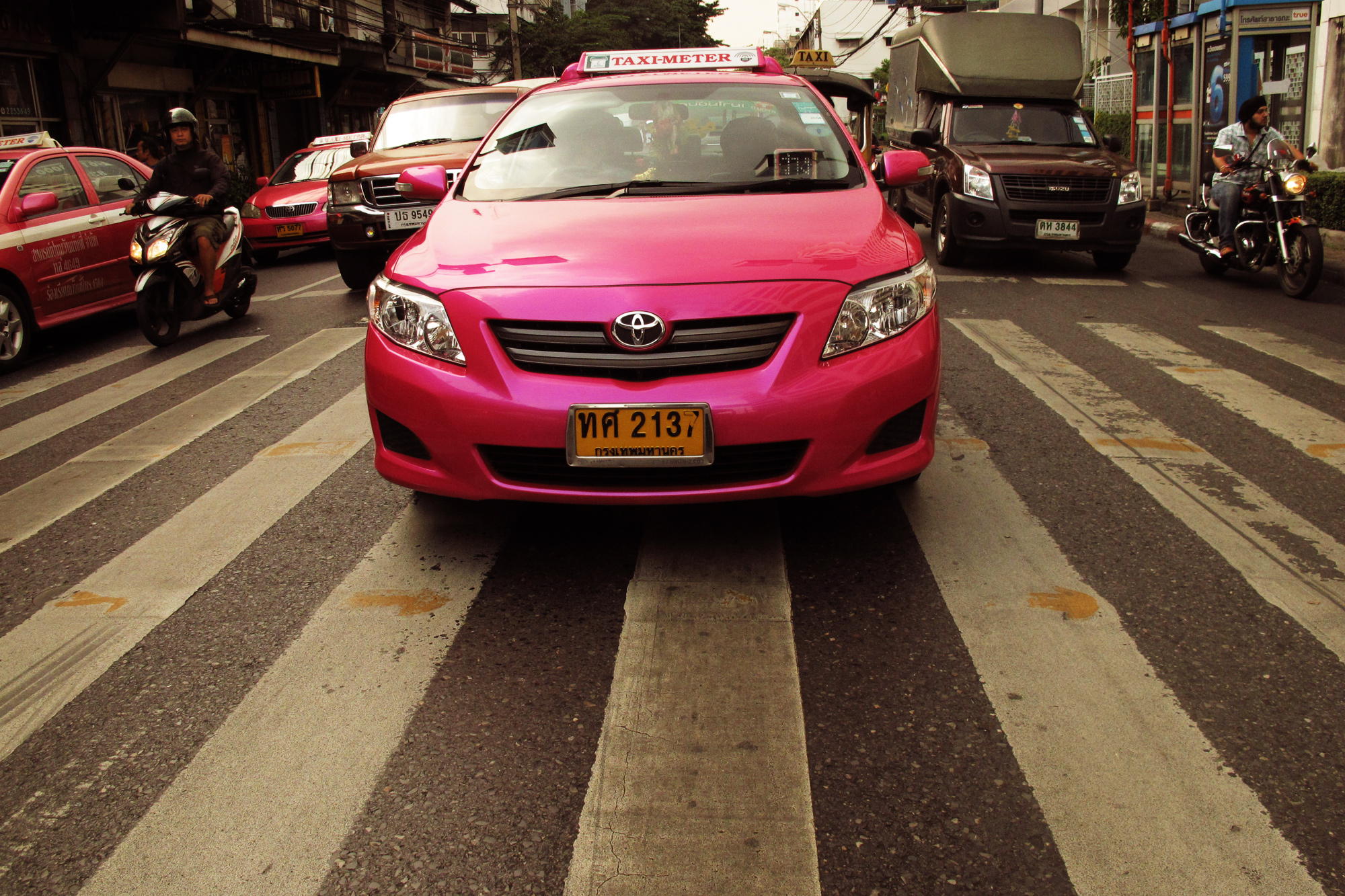 Женское такси. Pink Taxi такси женское. Pink Taxi такси. Бангкок машины.